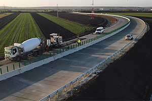 (VIDEO) Autostradă construită în timp record în România, pentru prima dată înainte de termen, cu utilaje aduse din Germania