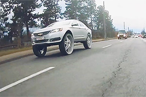 (VIDEO) Un Chevrolet Impala cu roţi imense, surprins defilând pe străzile Chişinăului