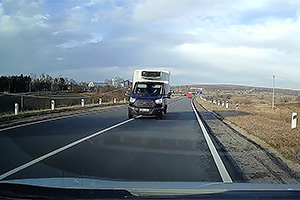 (VIDEO) La un pas de impact frontal cu un camion, pe un traseu din Moldova, iar şoferul ar fi privit în telefon