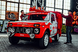 Această Niva din 1984, condusă de doi entuziaşti din Elveţia, este pregătită pentru a participa la raliul Dakar