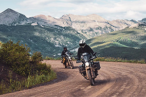 (VIDEO) Doi aventurieri au condus două motociclete electrice într-o călătorie de anduranţă de 1000 mile prin munţii Rocky din SUA