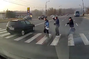 (VIDEO) Trei pietoni, la un pas de a fi accidentaţi de un automobil pe o stradă din Chişinău