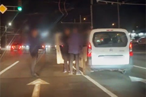 (VIDEO) Mai mulţi şoferi din Chişinău au oprit un automobil care circula haotic, conducătorul căruia era în stare de ebrietate