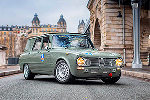 Această Alfa Romeo a fost cândva a poliţiei italiene, iar acum e o bijuterie restaurată, scoasă la vânzare cu preţ exorbitant