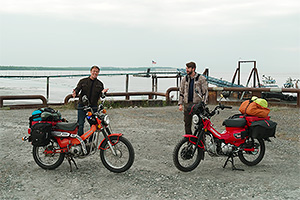 (VIDEO) Două motociclete Honda, una din 1975 şi alta din 2021, puse să treacă Alaska în zilele noastre într-o călătorie de 1,600 km