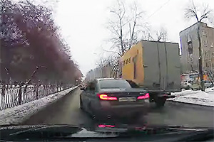 (VIDEO) Lecţiile în trafic ale unui şofer de BMW din Rusia au sfârşit într-un stâlp din oraş
