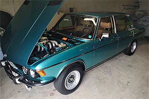 Comoara dintr-un garaj din Germania: un BMW E3 3.3 Li pare că abia a ieşit din uzină, deşi are 45 de ani de când e produs