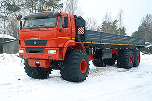 (VIDEO) Acesta e cel mai nou camion uriaş din Rusia, care are 15.5 metri lungime, tracţiune 6x6 şi roţi de aproape 2 metri
