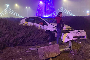 Un taximetru Toyota Prius a ajuns pe centrul verde al sensului giratoriu de la Calea Ieşilor astă-noapte în Chişinău