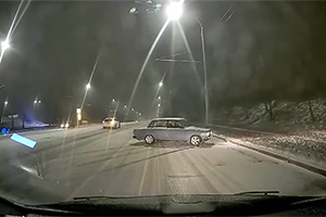 (VIDEO) Ninsoarea de astă-noapte l-a făcut fericit pe un şofer de Lada, care a tot ţinut-o în derapaje la intrarea în Chişinău