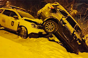 Un şofer ce staţiona cu o Kia în Chişinău, a fost împins într-un şanţ de o Dacia Duster a poliţiei, scăpată de sub control pe zăpadă