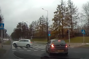 (VIDEO) Nu s-a potolit până n-a făcut un accident: un şofer de BMW din Polonia a scăpat cu bine de prima situaţie, însă nu şi-a învăţat lecţia