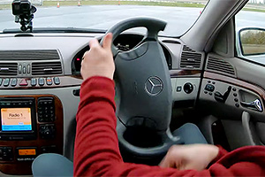 (VIDEO) Cum se conduce un Mercedes S-Class W220 cu volan tăiat în stil yoke, ca la Tesla