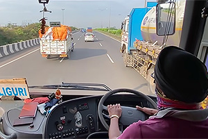 (VIDEO) Cum se conduce un autobuz prin India, de către un şofer care se consideră experimentat şi abil