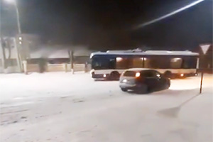 (VIDEO) În Moldova şi troleibuzele fac drift pe zăpadă, unul fiind surprins derapând la staţia terminus dintr-o suburbie