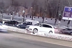 (VIDEO) Un Audi Q7 a vrut să vireze pe viaductul din Chişinău peste spaţiul separator, dar a rămas blocat în zăpada de acolo