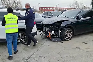 (VIDEO) Mai multe automobile cu daună totală, ce urmau a fi importate din SUA în România, au fost blocate şi confiscate de Poliţia de Frontieră în Constanţa