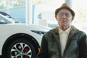 Acest şofer în vârstă de 87 de ani din Spania şi-a cumpărat primul automobil electric din viaţa sa şi e mai încântat decât spera