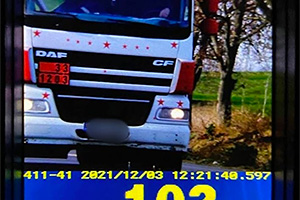 Şofer de camion, surprins de poliţie circulând cu 103 km/h într-o localitate din Moldova