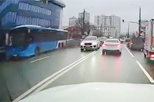 (VIDEO) Au apărut imagini cu momentul în care autobuzul de pe Alecsandri accidentează automobilele şi noi informaţii
