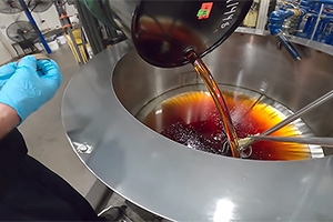 (VIDEO) Cum e fabricat uleiul de motor modern la fabrica din SUA care a inventat uleiurile sintetice