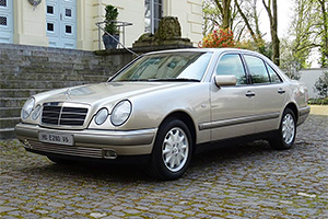 Povestea maşinii care a aparţinut unui bătrânel, înmulţită la doi: un Mercedes E-Class W210, scos la vânzare în Germania cu doar 7,400 km pe bord