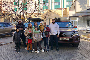 Un grup de expediţionişti din Rusia sunt acum în Moldova şi se îndreaptă spre Africa, cu 6 copii la bordul unei Toyota cu 381 mii km parcurşi şi a unui Lexus