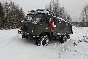 (VIDEO) Un camion sovietic GAZ-66, cu un motor V8 american, devine mult mai capabil pe zăpadă decât versiunea sa iniţială