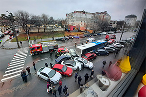 Un autobuz a rămas fără frână în Chişinău şi a accidentat circa 10 automobile parcate