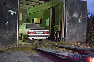 (VIDEO) Cum porneşte un Audi 100 după 10 ani de staţionare într-un garaj, fără lucrări speciale de reanimare