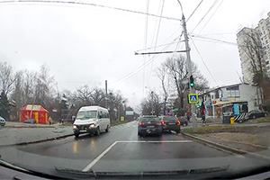 (VIDEO) Telefonul la volan, singura explicaţie a unui accident produs în Chişinău