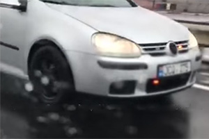 (VIDEO) Un tânăr din Moldova a avut ideea neinspirată de a-şi instala girofaruri în grila maşinii şi de a depăşi astfel poliţiştii