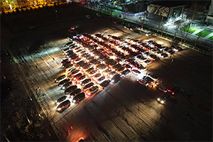 Peste 130 de automobilişti din Chişinău au format imaginea unui brad de sărbători cu maşinile lor