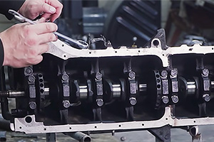 (VIDEO) Cineva a transformat un motor de 4 cilindri de Lada 2101 într-unul de 6 cilindri în linie, în Rusia