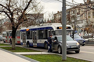 Cum un singur automobil staţionat neregulamentar poate provoca imediat un ambuteiaj în Chişinău