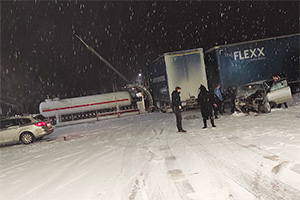 Grav accident aseară pe traseul Chişinău-Leuşeni, la intrarea într-o benzinărie, între un camion şi o Toyota