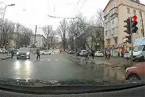 (VIDEO) Un pieton din Chişinău, care alerga spre trecere, salvat de frânarea automată a unui Volvo XC90