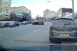 (VIDEO) Accident de neînţeles în Chişinău, după ce un Mercedes a virat o dată şi a luat-o din nou spre contrasens