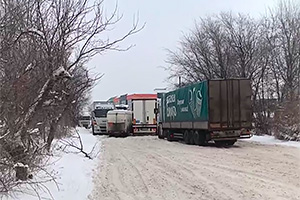 (VIDEO) Camioane blocate a treia zi consecutiv pe strada Industrială din Chişinău, iar autospecialele trec cu lamele ridicate