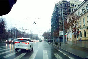 (VIDEO) Au apărut imaginile de la accidentul de ieri de pe Ştefan cel Mare din Chişinău, cu implicarea unui pieton