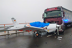 Coliziune între un camion din România şi un avion, pe o autostradă din Germania