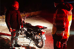 Un motociclist fără permis a pornit de la Hânceşti la Leova cu motoreta sa Viper prin zăpadă, până a dat de poliţie
