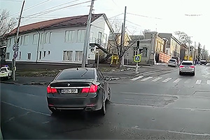(VIDEO) Un şofer de BMW din Chişinău, pe cale să vireze neregulamentar, a observat poliţia în ultimul moment şi a evitat amenda