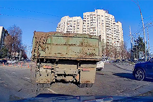 (VIDEO) Şi aşa se poate transporta betonul în Chişinău, în bena deschisă a unui camion