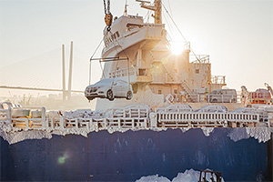 (VIDEO) Unele automobile îngheţate pe nava MV Sun Rio din Vladivostok sunt atât de grav afectate, încât vor fi date la piese
