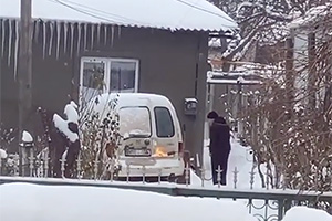 (VIDEO) Cel mai neobişnuit mod de a încălzi maşina dimineaţa, surprins într-o curte din Moldova