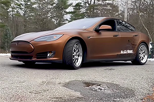(VIDEO) Prima Tesla din lume cu motor V8 instalat sub capotă, construită de un youtuber din SUA, a ieşit pe drumurile publice