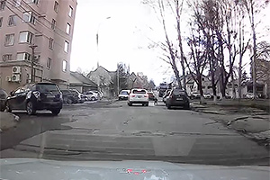 (VIDEO) Doar reacţia exemplară a unui şofer din Moldova a salvat azi viaţa unui micuţ