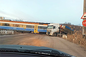 Un camion a fost lovit de un tren astăzi la o trecere de cale ferată din Chişinău
