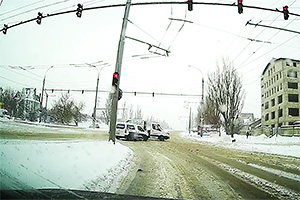 (VIDEO) Cât de uşor se poate produce un accident pe zăpadă, într-o intersecţie din Chişinău, când un şofer crede că va reuşi să treacă